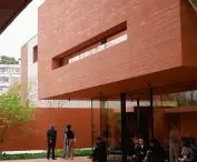 The design is characterized by the use of angular cut-outs and courtyards that break the monolithic body of the building and introduce varied dynamics into its composition