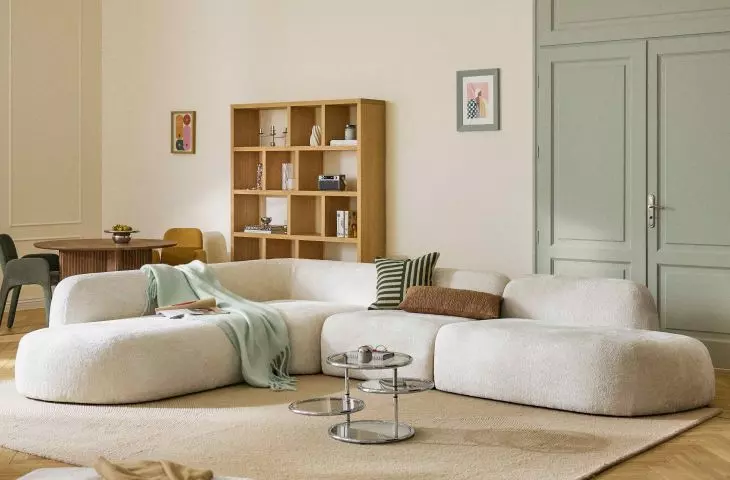 Pastel colors, rounded furniture pieces and soft textures create a base conducive to daily relaxation