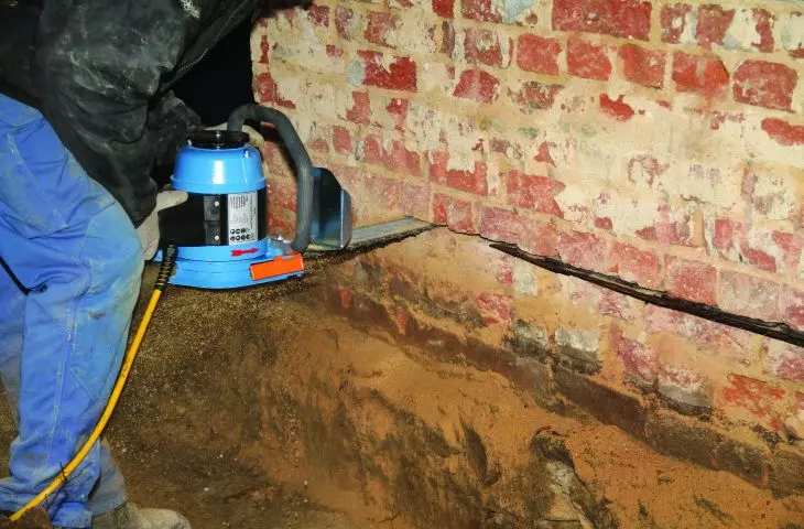 Installation of new horizontal insulation in an existing building using PRINZ technology
