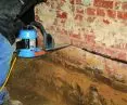 Installation of new horizontal insulation in an existing building using PRINZ technology