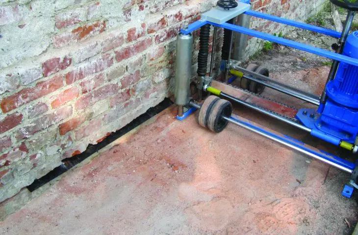 Installation of new horizontal insulation in an existing building using PRINZ technology