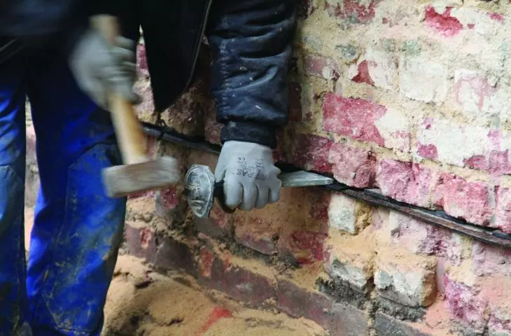 Installation of new horizontal insulation in an existing building using PRINZ technology