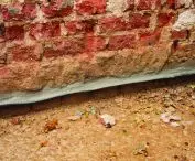 Installation of new horizontal insulation in an existing building using PRINZ technology