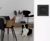 Termostat Simon 55 GO sterowany zdalnie (Wi-Fi) w ramce Simon 55 Nature