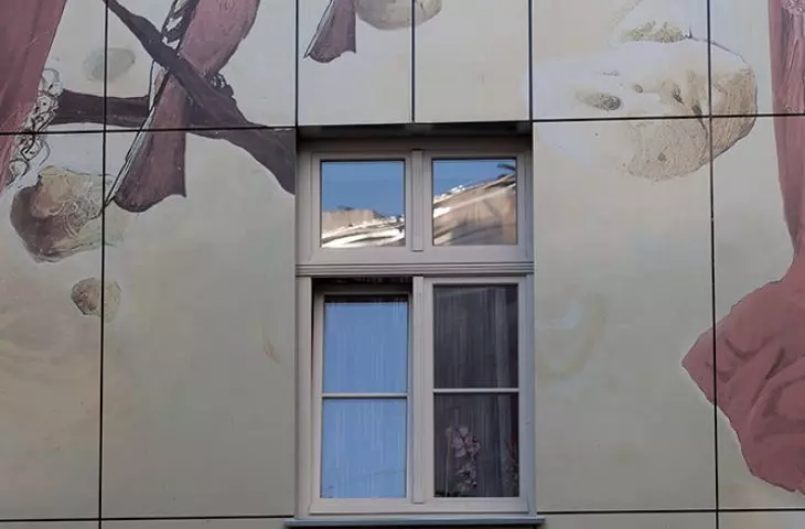 The artwork was placed on 260 stoneware tiles of various formats, produced by Tubądzin Group
