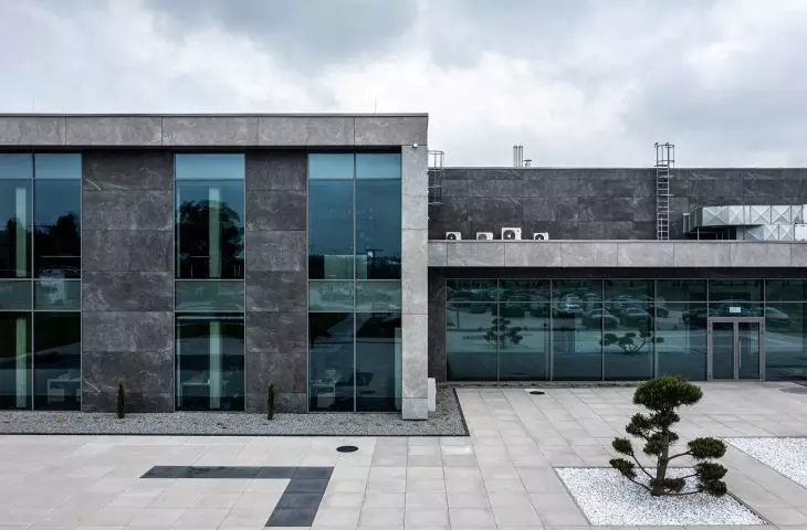 DrogBruk's office, the facade of which featured products from the Grand Cave collection in Grey and Graphite variants.