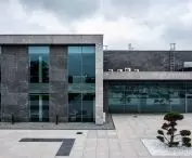Biuro firmy DrogBruk, na którego elewacji znalazły się produkty z kolekcji Grand Cave w wariantach Grey oraz Graphite