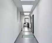 Świetliki dachowe i systemy VELUX Commercial — Naturalne światło w renowacji dachów budynków przemysłowych i komercyjnych