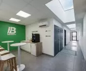 Świetliki dachowe i systemy VELUX Commercial — Naturalne światło w renowacji dachów budynków przemysłowych i komercyjnych