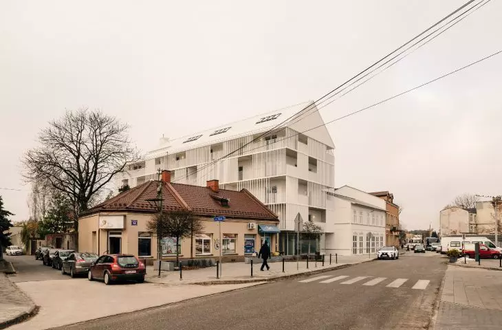 Dom Uniwersalny w Otwocku wśród otaczającej zabudowy