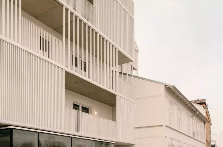 Universal House in Otwock; set back from building line