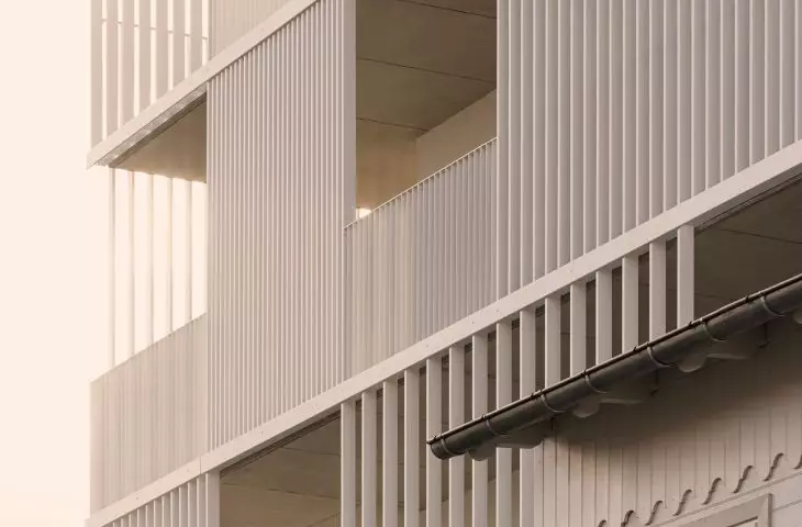 Universal House in Otwock; thanks to vertical screens, simple forms become dynamic