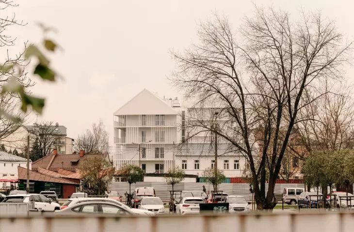 Dom Uniwersalny w Otwocku; widok od strony targowiska