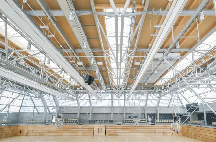 Świetliki dachowe i systemy VELUX Commercial — Naturalne światło w renowacji dachów budynków przemysłowych i komercyjnych