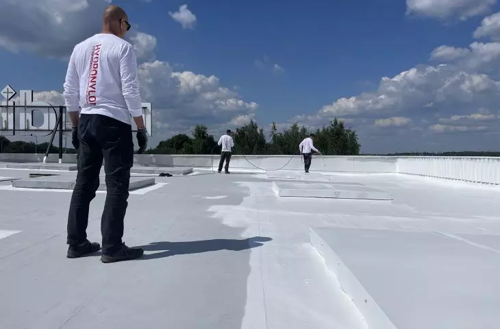 Hydronylon – trwała i ekologiczna hydroizolacja dachów z papy bitumicznej, metalowych oraz z membran PVC