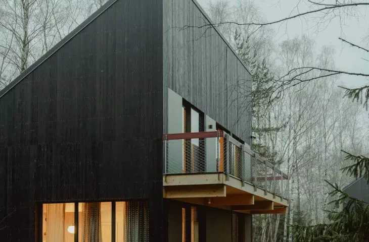 The facades of the buildings were made of black wooden planks, which were juxtaposed with color accents - yellow, maroon and dark green