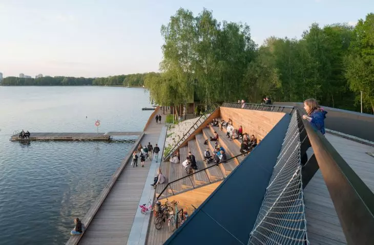z tarasu na dachu bazy kajakarskiej rozciąga się malowniczy widok na jezioro