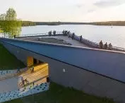 na tylnej ścianie obiektu ze względu na wymagania pożarowe zastosowano szare płyty włókno‑cementowe
