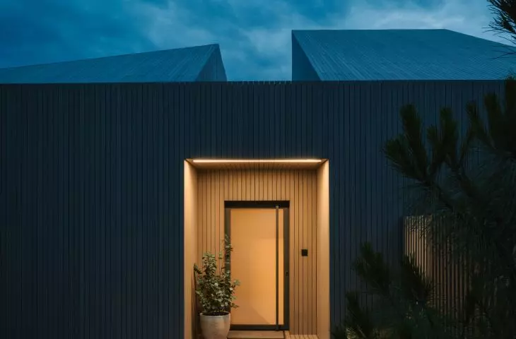 Lakeside house; building entrance
