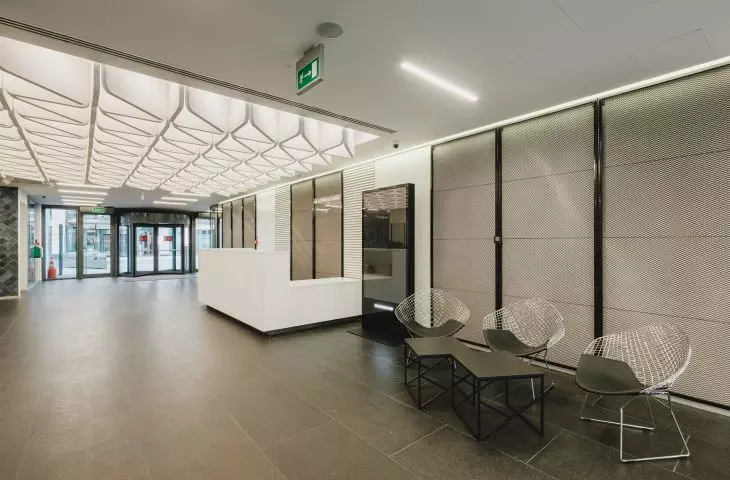 Akustyczne baffle MEXTRI – indywidualny rozkrój w częściach wspólnych budynku A4 Business Park w Katowicach