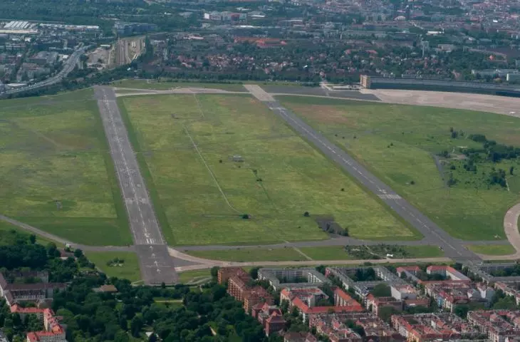 Tempelhofer Feld, park na starym lotnisku Tempelhof w Berlinie