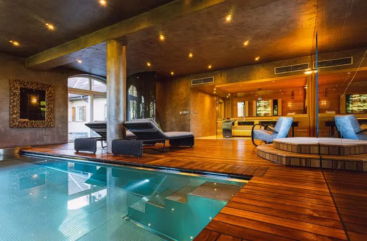 Swimming pool with hidden overflow