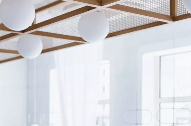 Ażurowe konstrukcje osłaniają lampy
