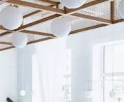 Ażurowe konstrukcje osłaniają lampy