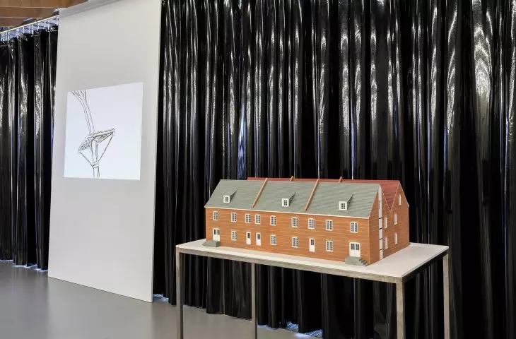 Peter Friedl, „German Village“ (model z cyklu “Rehousing”), 2014–2015