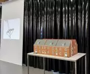 Peter Friedl, „German Village“ (model z cyklu “Rehousing”), 2014–2015