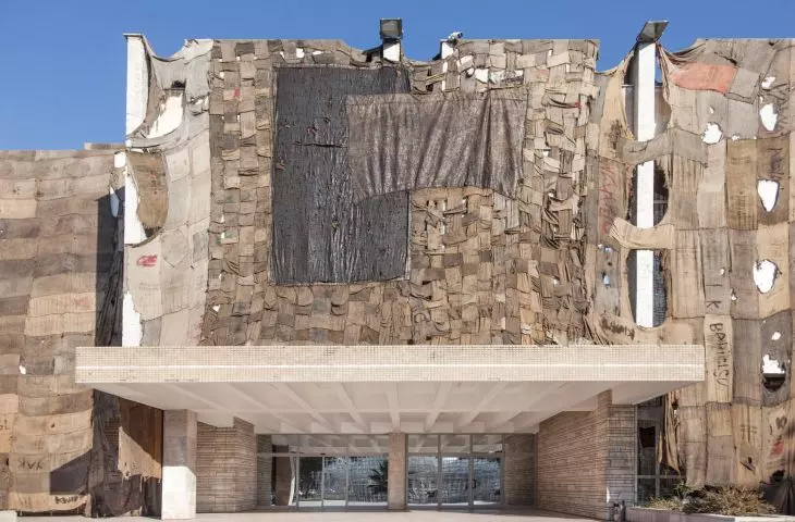 Ibrahim Mahama, „Palace of Dreams”, 2012–2019