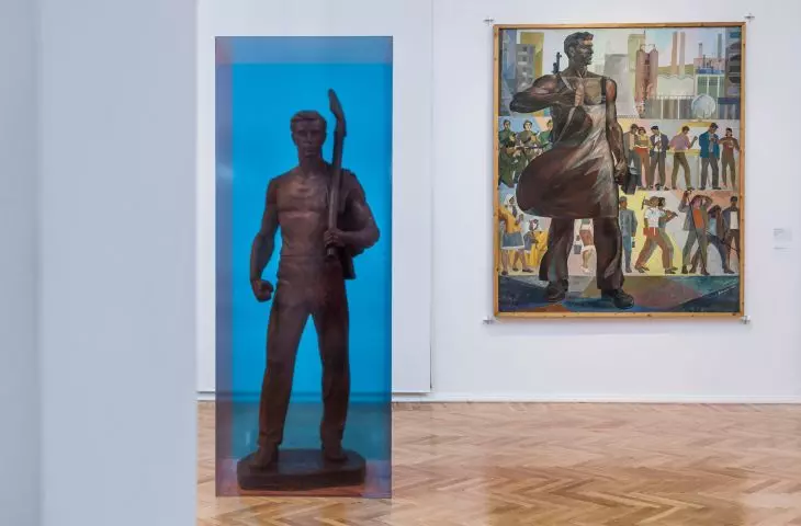 David Maljković, „Bez tytułu”, 2019 realistyczne rzeźby z kolekcji w witrynach z kolorowego pleksi