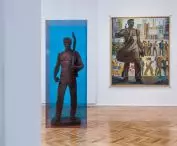 David Maljković, „Bez tytułu”, 2019 realistyczne rzeźby z kolekcji w witrynach z kolorowego pleksi