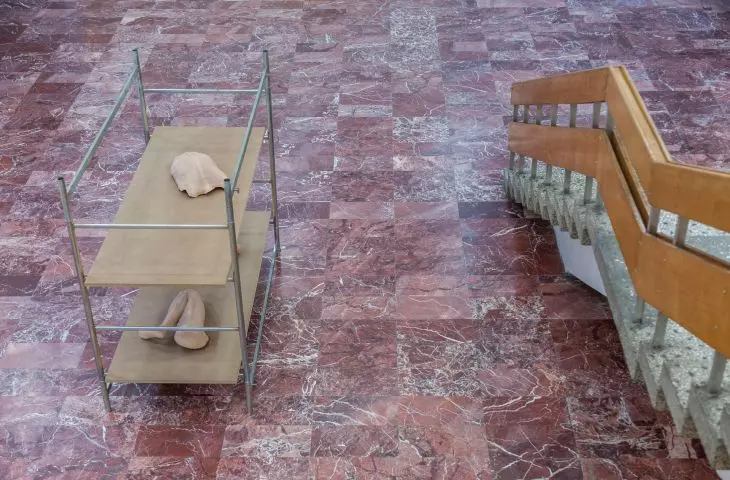 Doruntina Kastrati, „Public Heroes and Secrets”, 2019, druk 3D, żywica epoksydowa, silikon i kozie włosie, rzeźby z odlewów ciał robotników, którzy przeżyli wypadki na budowach w Kosowie