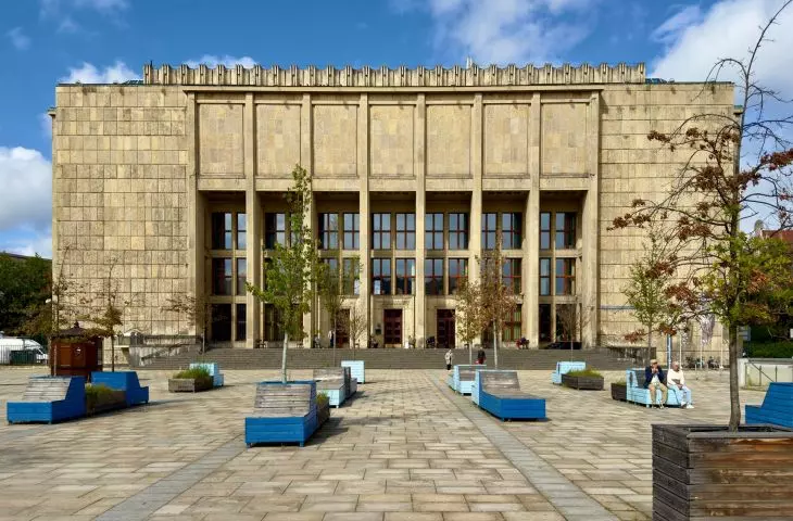 Plac przed Gmachem Głównym Muzeum Narodowego w Krakowie