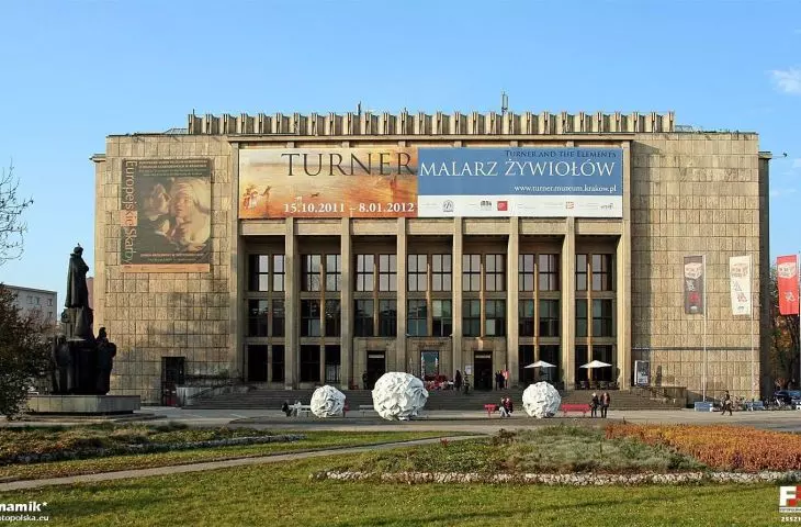 The green square in front of the Main Building of the National Museum in Krakow before the 2015 reconstruction.