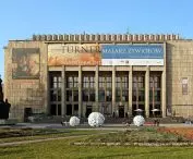 Zielony plac przed Gmachem Głównym Muzeum Narodowego w Krakowie przed przebudową z 2015 roku