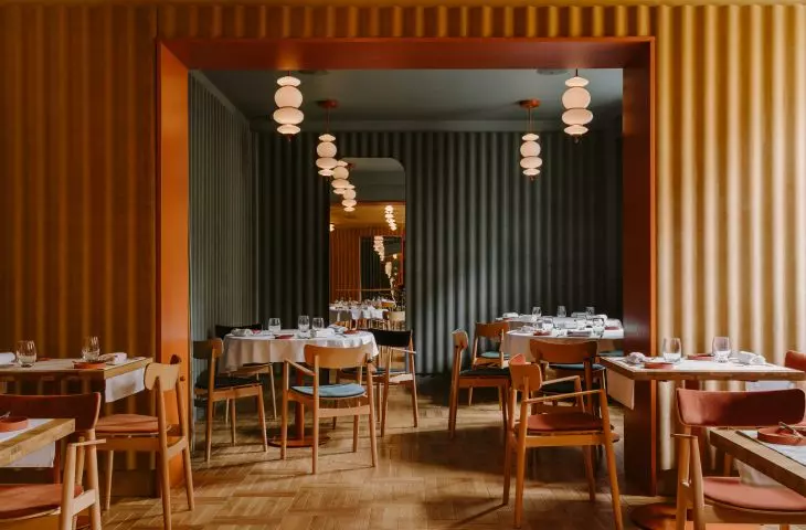 Blacha falista pokryta miękką tkaniną zdobi ściany restauracji