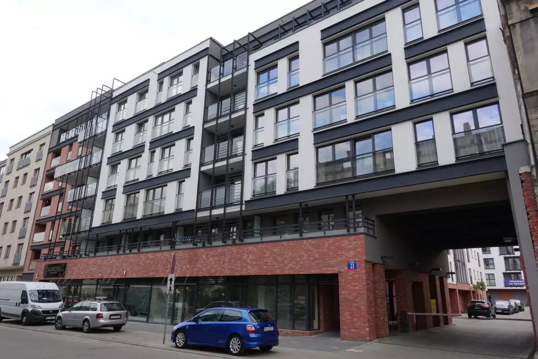 Rozplanowanie charakterystyczne dla kamienic czynszowych połączone z modernistyczno-industrialną estetyką.