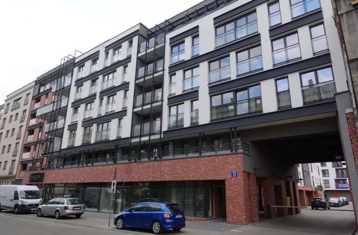 Rozplanowanie charakterystyczne dla kamienic czynszowych połączone z modernistyczno-industrialną estetyką. 