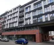 Rozplanowanie charakterystyczne dla kamienic czynszowych połączone z modernistyczno-industrialną estetyką. 