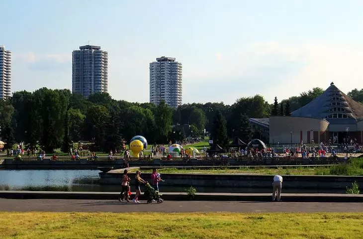 Park Śląski w 2013 roku, w tle widoczne wieżowce mieszkalne 