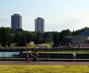 Park Śląski w 2013 roku, w tle widoczne wieżowce mieszkalne 
