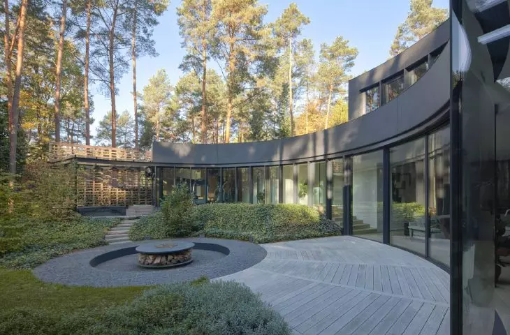 in the center of the garden is a hearth with a terrace of radial planks