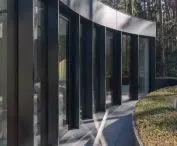 ramy dla szkła stanowią grafitowe panele włókno-cementowe i blacha