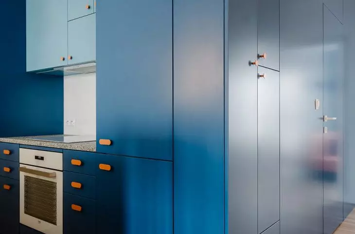 Apartamenty Twins - szafa zabudowana z mocnym akcentem kolorystycznym 