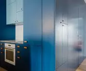 Apartamenty Twins - szafa zabudowana z mocnym akcentem kolorystycznym 