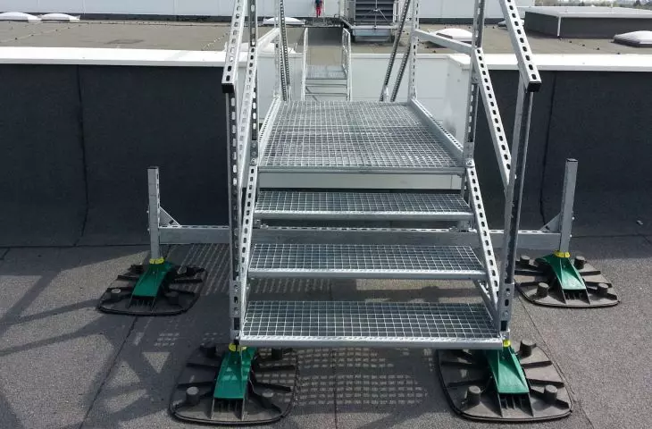 Bezpieczna membrana dachowa dzięki wykorzystaniu stóp Walraven Yeti®