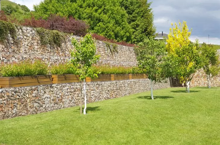 Gabion retaining wall
