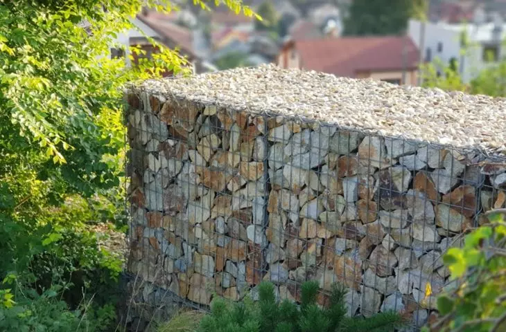 Kosz gabionowy w ogrodzie
